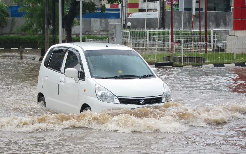 Lakukan Tips Ini Bila Mobil Melewati Genangan Air, Biar Mesin Tidak Jebol! 