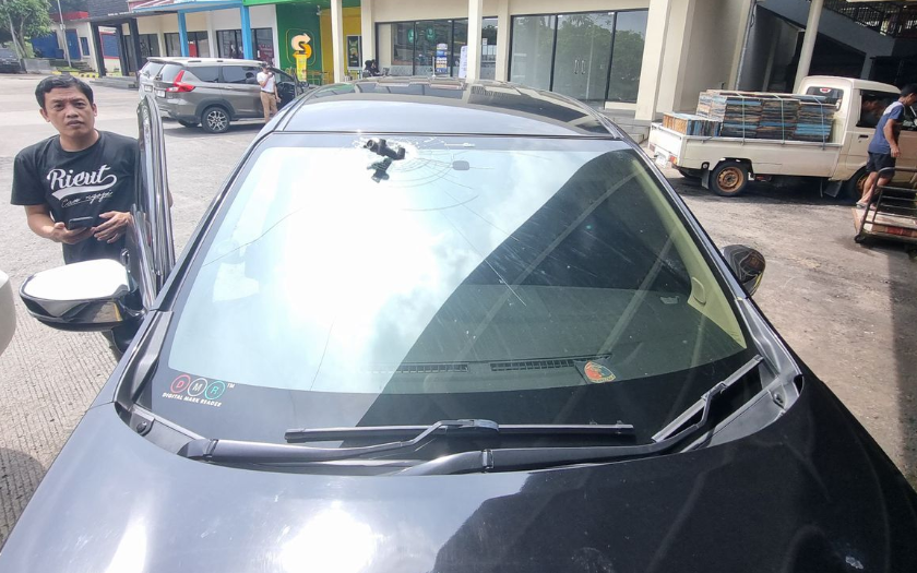 Prang, Master Silinder Rem Nancep ke Kaca Depan Nissan Livina di Tol Cipularang, Kok Bisa?