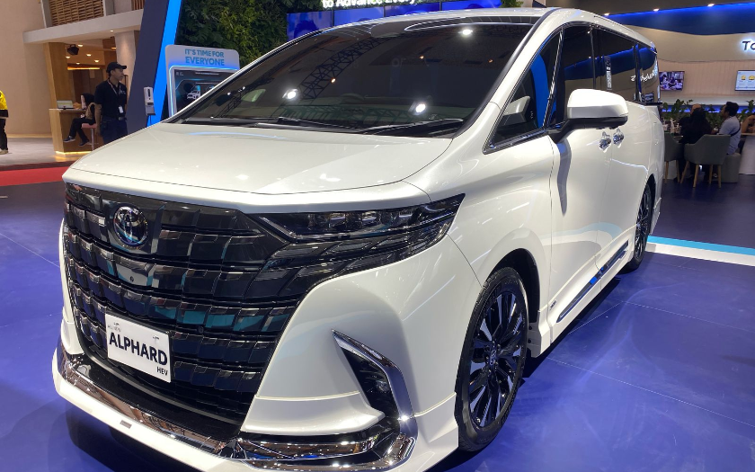 Biar Gak Nyesel, Pilih All New Toyota Alphard HEV atau Denza D9? Nih Perbandingan Spesifikasi dan Fiturnya!