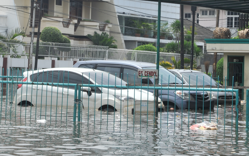 Mobil Terendam Banjir, Jangan Lakukan Hal Ini Agar Kantong Nggak Jebol 