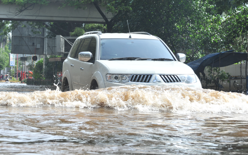 Mobil Terpaksa Lewati Genangan Air Di Atas Batas, Segera Lakukan Ini Demi Mencegah Kerusakan Parah  