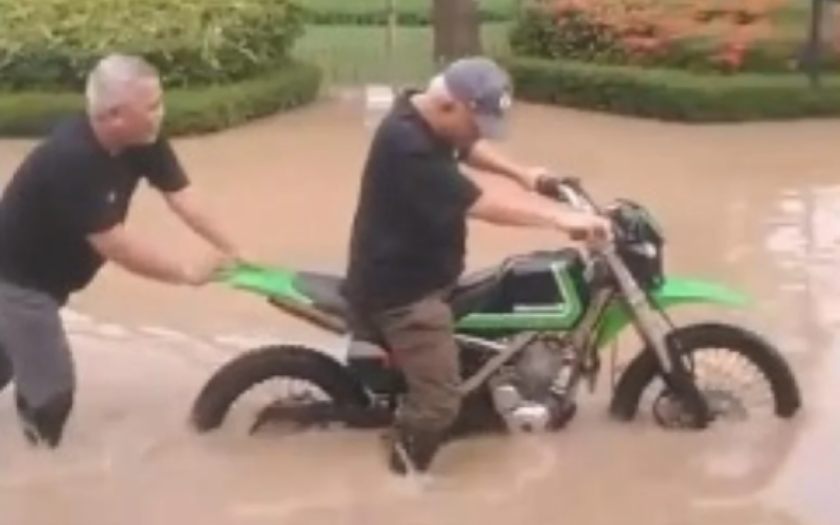 Kocak, Rumah Pak Bas Ikut Terdampak Banjir, Endingnya Malah Dorong Motor Trail