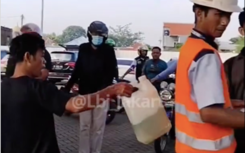 Banjir Bekasi Bikin Apes, BBM di SPBU Vivo Tercampur Air, Motor Tumbang Berjamaah