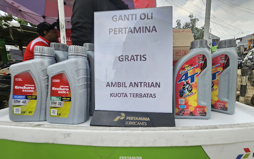 Pertamina Bantu Ganti Oli dan Voucher BBM Gratis ke 1.000 Motor Terdampak Banjir Jabodetabek