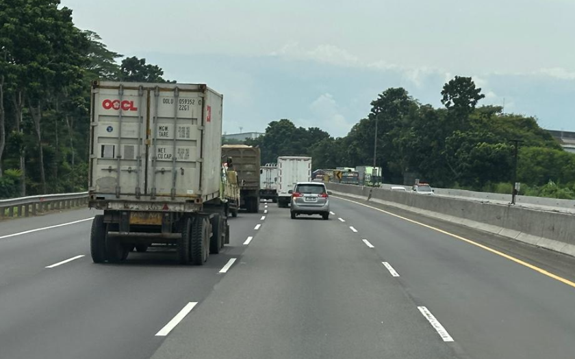 Berkendara Malam dan Hujan, Ini Tips Aman untuk Pengemudi Truk dan Bus