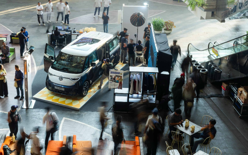 Sambil Ngabuburit The All-Electric ID. Buzz Long Wheelbase Pamer Keliling Jakarta Bagi-Bagi Hadiah