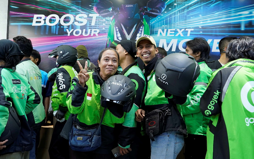 Rider Ojek Online Bandung dan Semarang Full Senyum, Alva Bagikan Helm Gratis di Bulan Ramadan