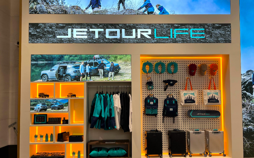 Pengin Kece Saat Travelling? Jetour Bikin Obat Ganteng Nih, Tinggal Pilih Ada Baju, Jaket dan Koper 