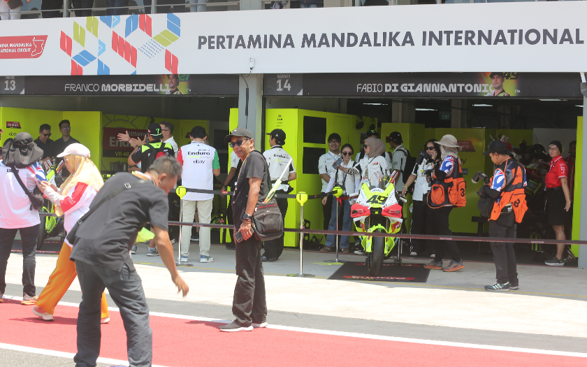 Suasana Pit Lane Walk Tim MotoGP Mandalika, Pecah Banyak Fans Berebut Foto