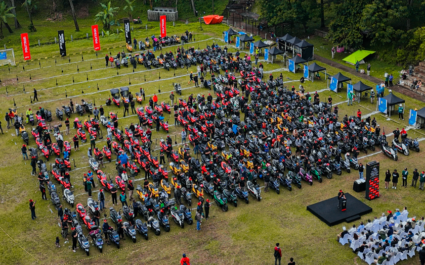 Heboh, 300 Motor Listrik Polytron FOX Isi Daya Baterai Bareng, Rekor MURI Pecah!