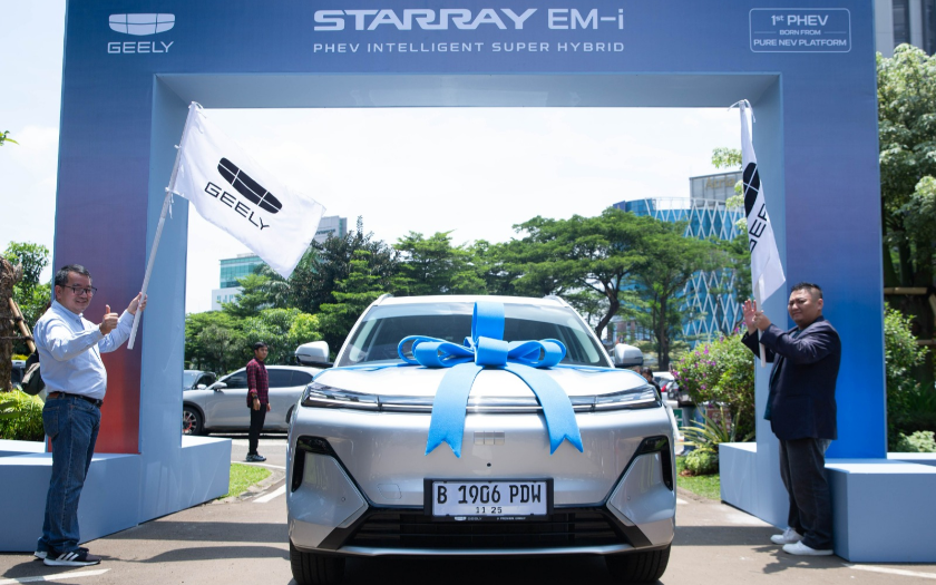 Geely Serahkan Starray EM-i Rakitan Lokal ke Para Pemilik Pertama, SUV PHEV dengan Fitur Melimpah 