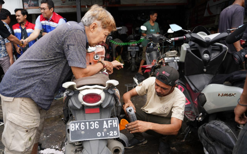 Korban Banjir Sumatera Utara dan Sumatera Barat Terima Ganti Oli Motor Gratis Pertamina