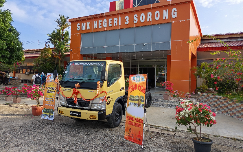 Buat Praktik Anak Sekolah, KTB Donasikan Truk Mitsubishi Colt Diesel ke SMK Negeri 3 Sorong