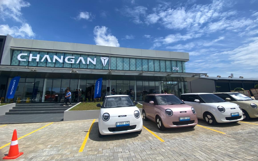 Perkuat Jaringan, Changan Buka 3 Dealer Sekaligus Plus Serahkan 8 Unit Mobil Perdana