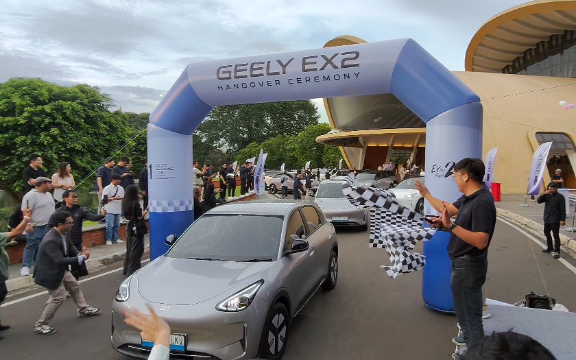 Geely Auto Indonesia Serahkan 100 Unit EX2 ke Konsumen