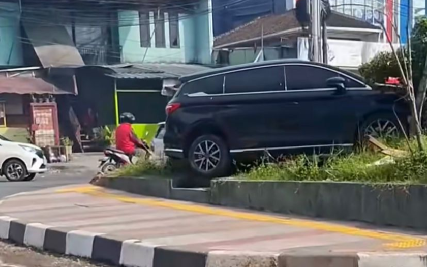 Brakk, BYD M6 Nyangsang Lagi, Kali Ini Tabrak Tugu Panorama Lembang Jawa Barat