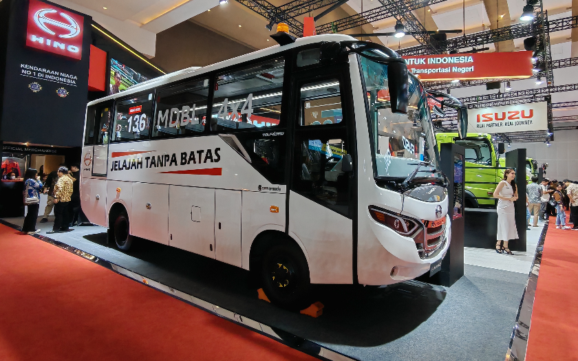 Hino Luncurkan Bus 4x4 di GIICOMVEC 2026, Dukung Operasional Perkebunan dan Pertambangan