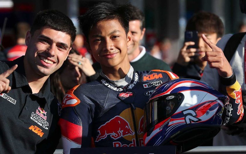 Start Posisi 17, Kiandra Ramadhipa Berhasil Raih Podium Utama Red Bull MotoGP Rookies 2026