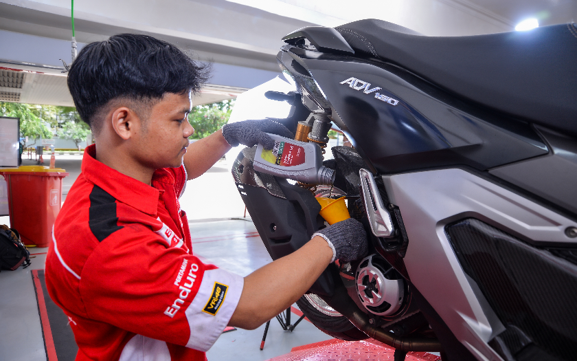 Niatnya Hemat Malah Bikin Dompet Jebol, Ini Panduan Ganti Oli Motor Biar Mesin Sehat