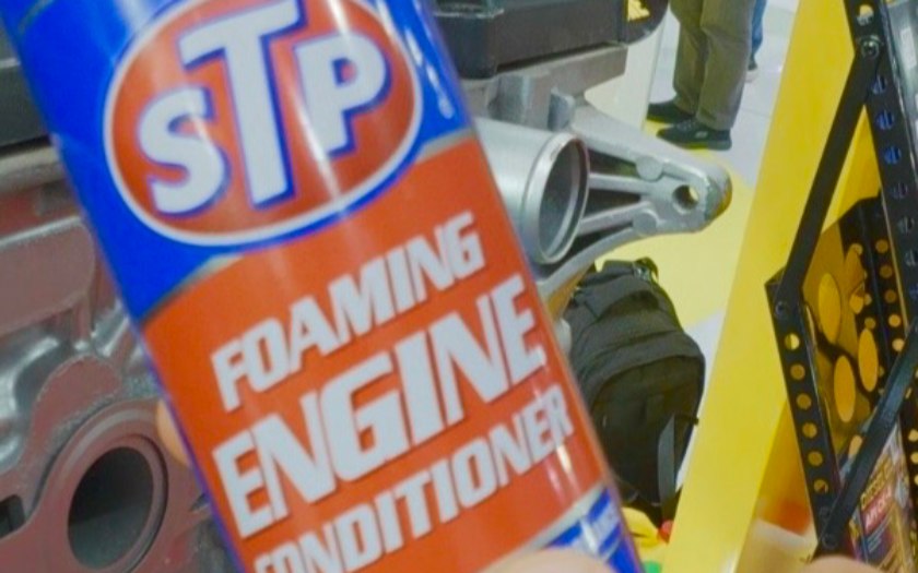 STP Foaming Engine Conditioner Solusi Rontokkan Kerak Karbon di Mesin Mobil