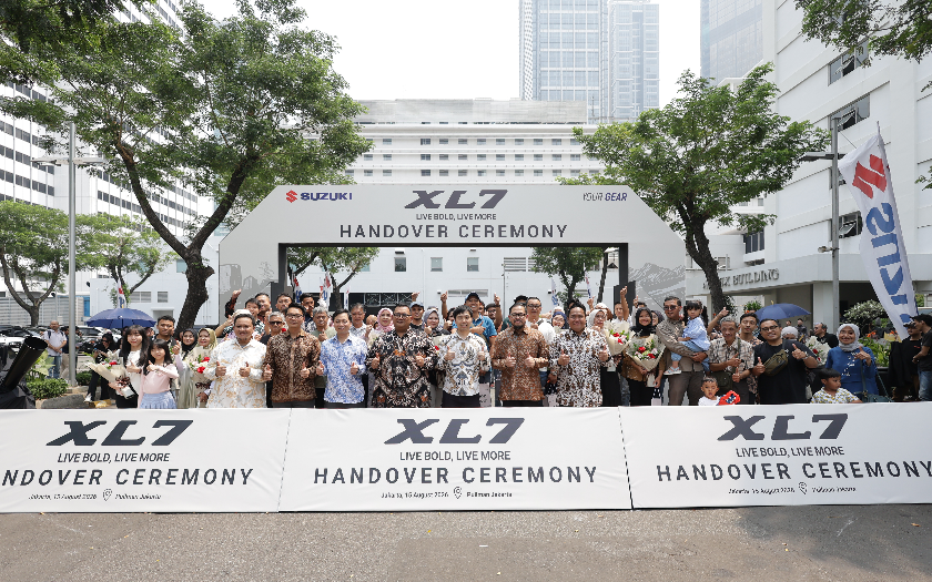 Suzuki Resmi Serahkan Unit XL7 Terbaru ke Konsumen Pertama di Indonesia