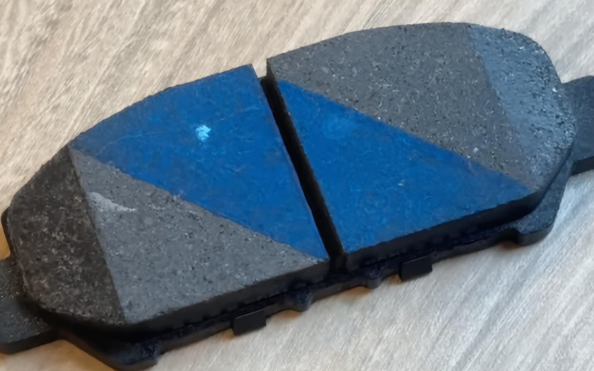 Mengenal Teknologi Blue Titanium Stripe pada Kampas Rem Bendix