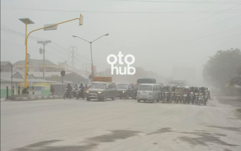 Abu Vulkanik Berpotensi Merusak Bodi dan Kaca Mobil, Pakai Cara Ini untuk Membersihkannya! 