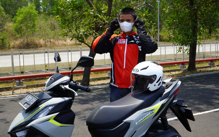 Penting! Tips Berkendara Motor Aman Saat Abu Vulkanik dan Asap Kahutla Melanda 