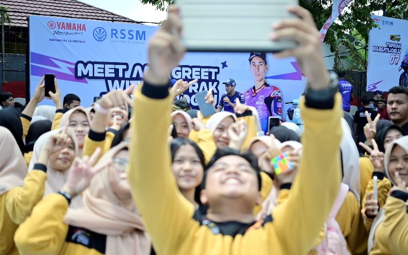 Jelang MotoGP di Pertamina Mandalika International Circuit, Toprak Razgatlioglu Sambangi SMAN 3 Mataram