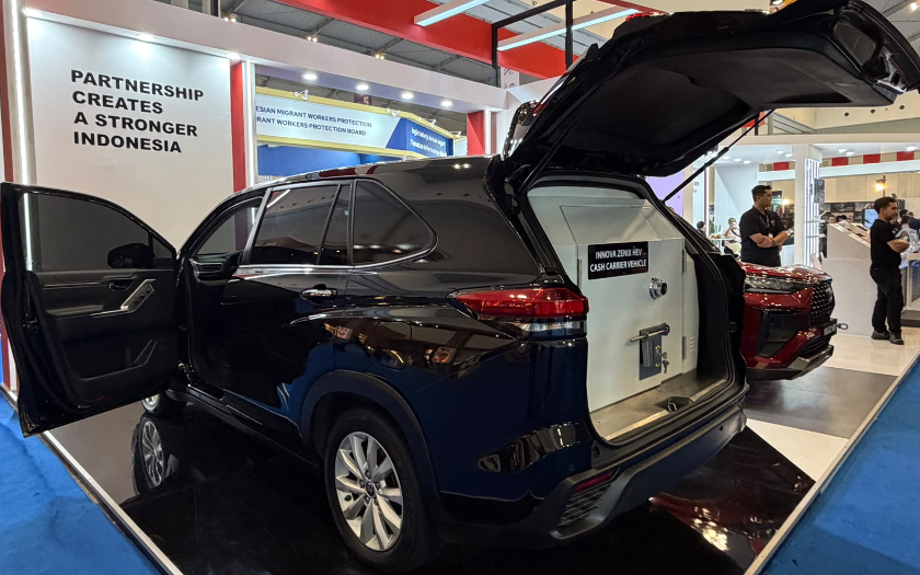Nggak Repot, Modifikasi Toyota Innova Zenix Cash Carrier Ini Sanggup Bawa Uang Rp 12 Miliar